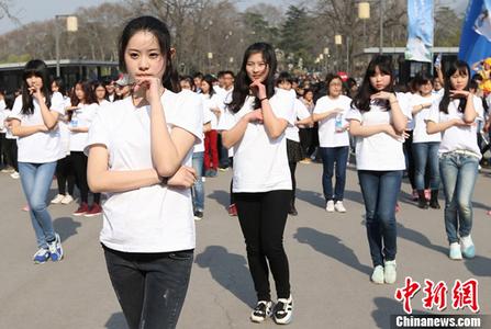 女子一家五口搬回农村“逆向”养娃